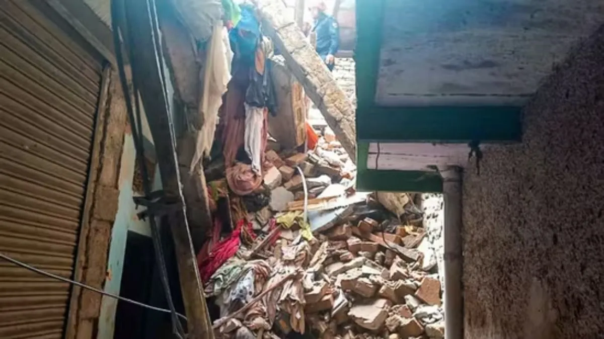 daryaganj-building-collapse-dead-several-injured-after-building-falls-in-delhi