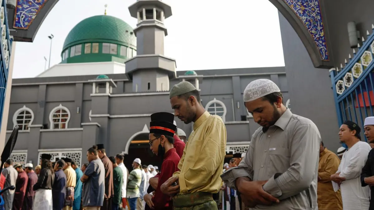malaysia-introduces-jail-fines-for-muslim-skipping-friday-prayers-amid-backlash