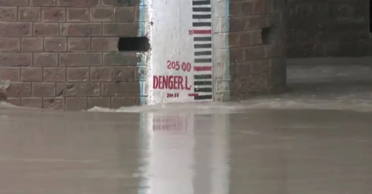 delhincr-weather-update-imd-forecasts-rain-and-thunderstorms-across-ncr-yamuna-water-level-remains-above-danger-mark-check-forecast