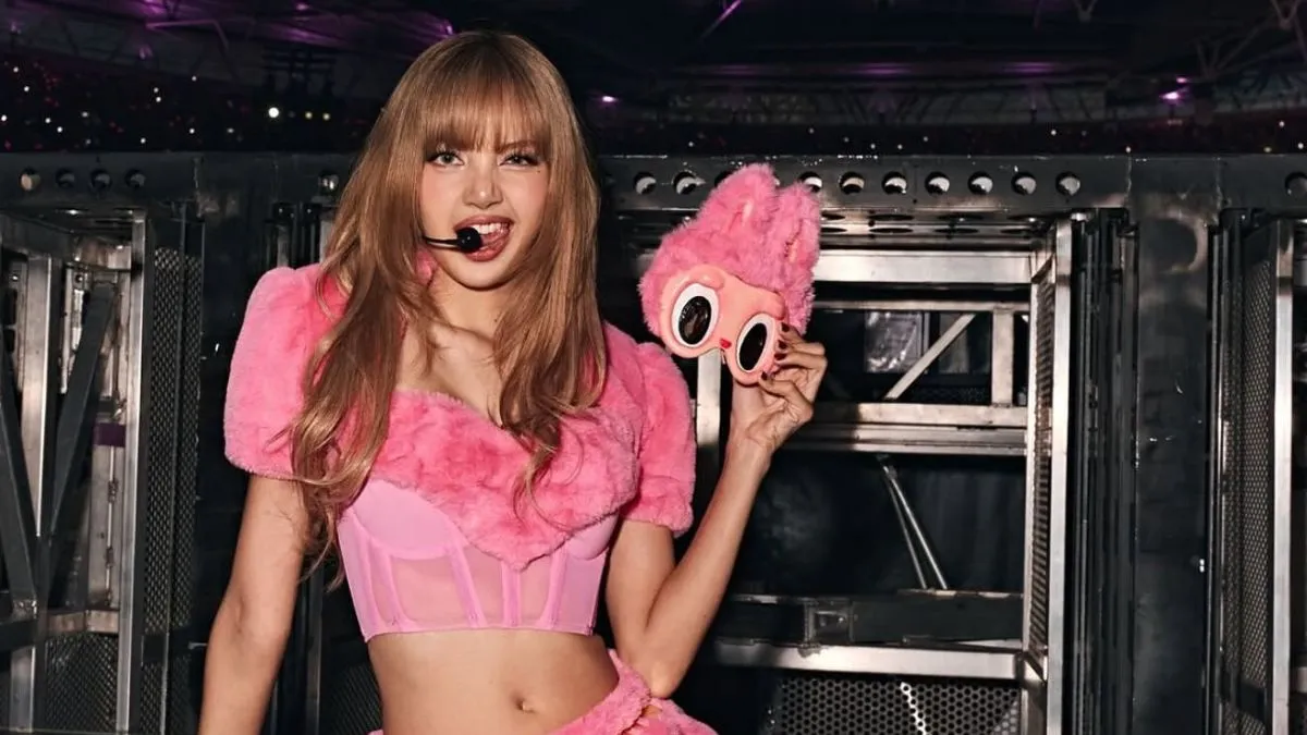 blackpink-lisa-turns-up-as-labubu-doll-during-deadline-world-tour-netizens-call-her-human-doll-video
