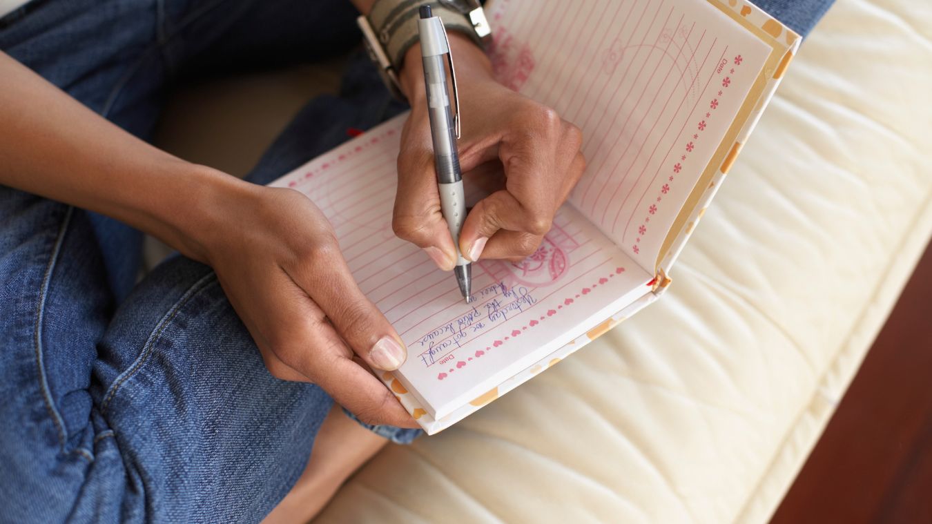 how-daily-journaling-reshapes-your-brain-to-boost-positivity