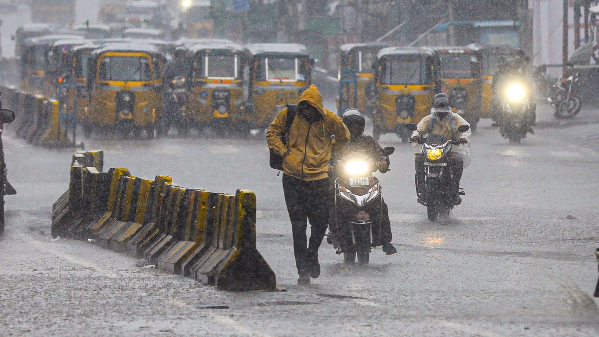 delhi-weather-alert-noida-gurugram-heavy-rainfall-imd-weather-forecast-waterlogging-traffic-advisory-updates