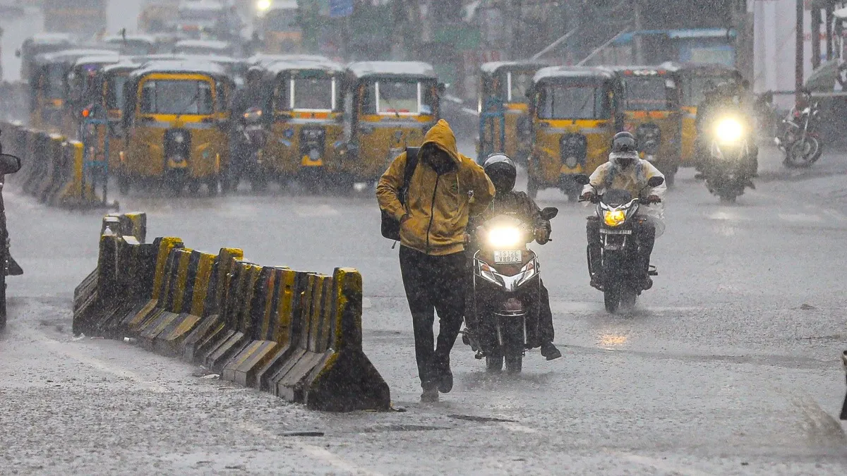 delhi-weather-alert-noida-gurugram-heavy-rainfall-imd-weather-forecast-waterlogging-traffic-advisory-updates