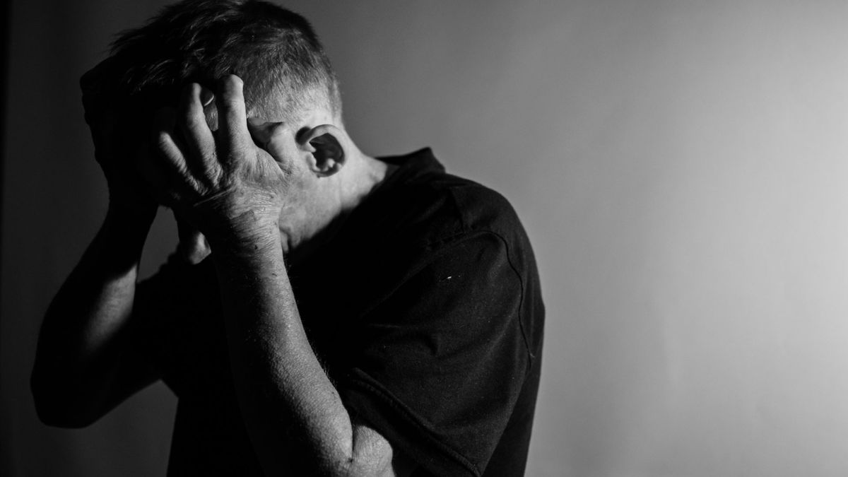 kolkata-teacher-brutally-beaten-by-four-men-and-woman-for-objecting-to-public-drinking