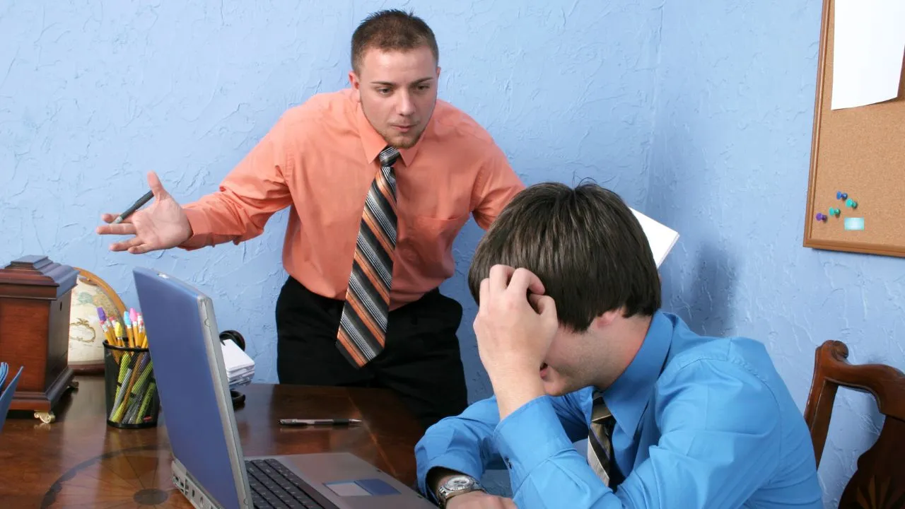 dont-dare-to-talk-to-me-like-this-boss-loses-cool-after-employee-doesnt-call-him-sir-viral