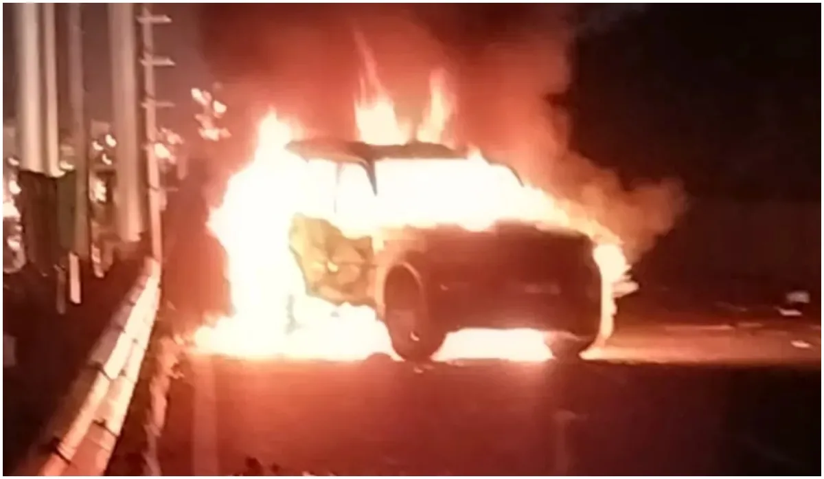 patna-6-cops-injured-after-protestors-vandalise-set-vehicles-on-fire-police-resort-to-tear-gas-shelling-lathi-charge