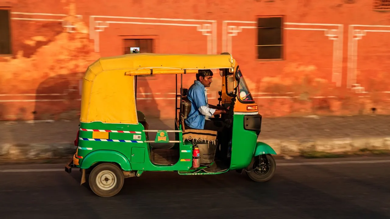 gareeb-aadmi-sapne-nahi-dekhta-gujarat-auto-driver-struggles-and-sacrifices-for-his-children-win-hearts