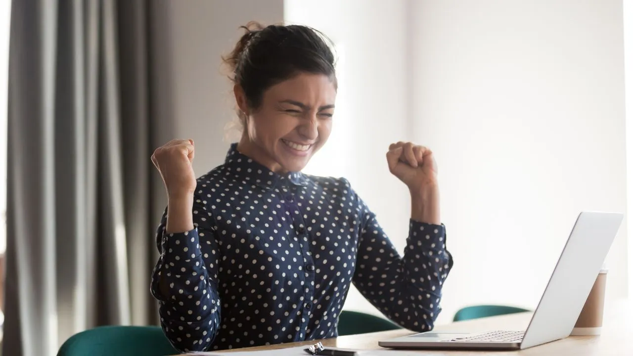 boss-asks-employee-to-log-off-after-7-pm-proving-not-all-managers-encourage-late-hours-reddit-story-goes-viral