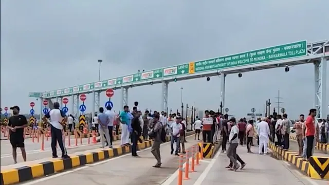 uer-2-mundka-toll-plaza-blocked-after-villagers-create-ruckus-over-toll-fees-demand-removal-watch