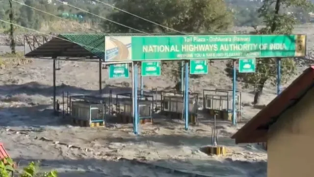 himachal-pradesh-rain-beas-river-floods-manali-raison-toll-plaza-video