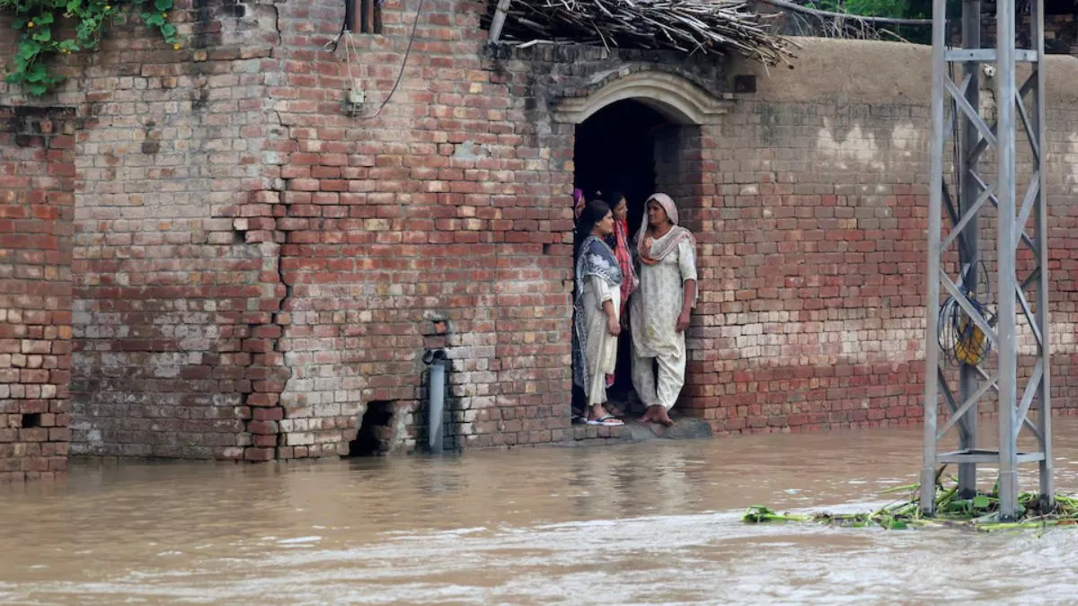 india-issues-fresh-flood-risk-alerts-to-pakistan-due-to-jammu-rain-likely-to-release-20k-cusecs-of-water