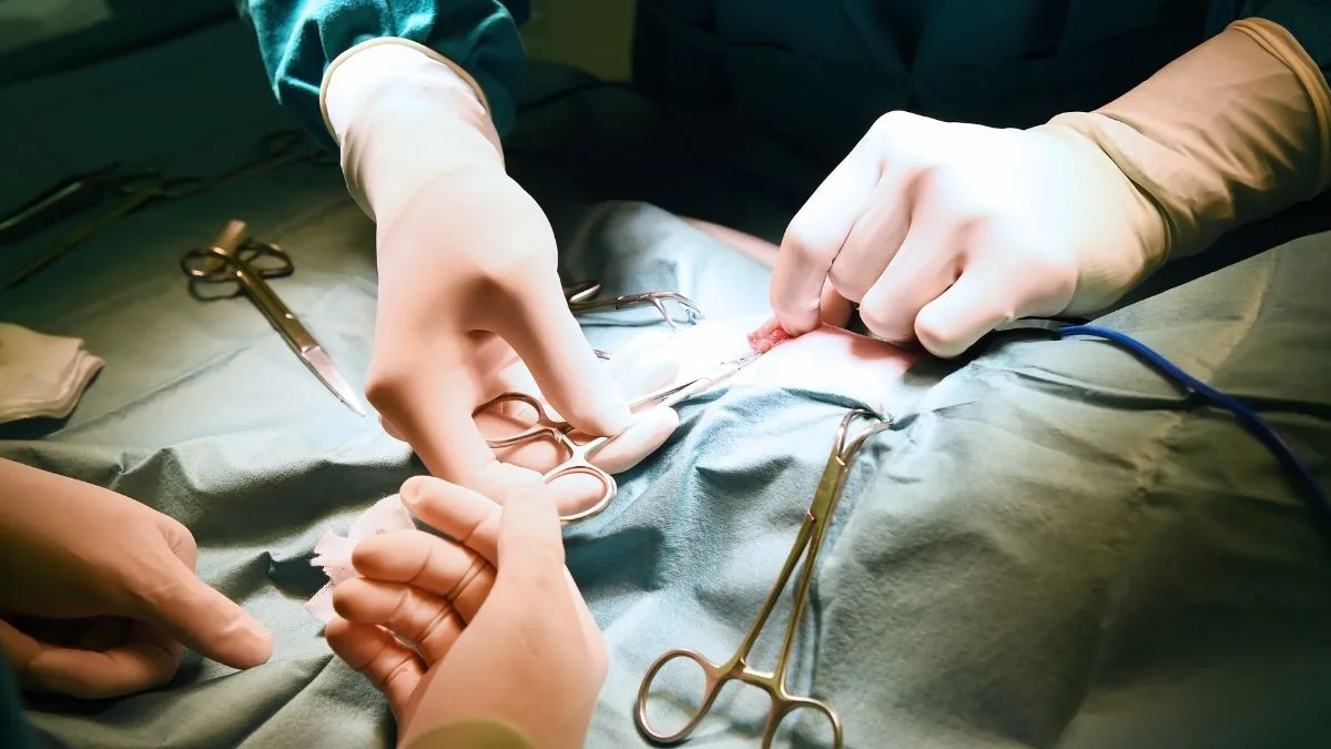 rape-accused-doctor-who-claimed-i-hate-nonmuslims-banned-from-practising-after-posting-brain-surgery-selfie-online