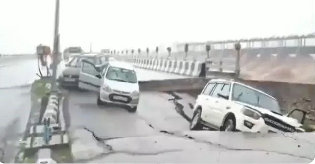 jammu-tawi-bridge-collapses-as-vehicles-cross-river-amid-heavy-rain-video