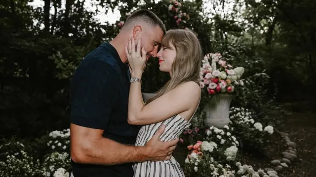 taylor-swift-travis-kelcy-love-story-baby-just-said-yes-swifities-react-to-their-engagement