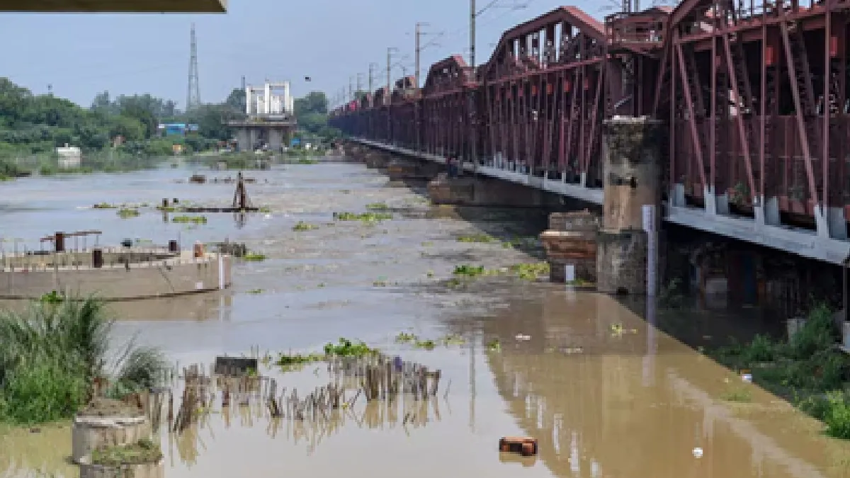 delhi-flood-threat-yamuna-river-likely-to-cross-danger-mark-by-evening-amid-rains-check-imd-forecast