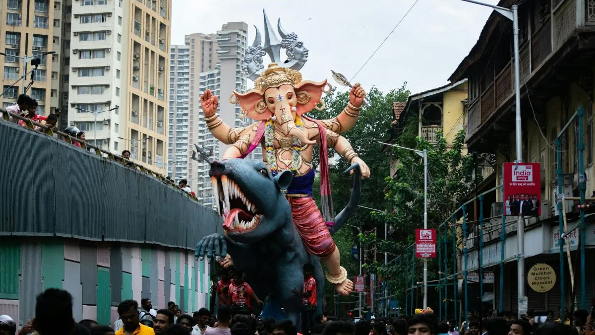 mumbai-ganesh-chaturthi-2025-bmc-flags-these-12-bridges-as-risk-zones-warns-against-overcrowding