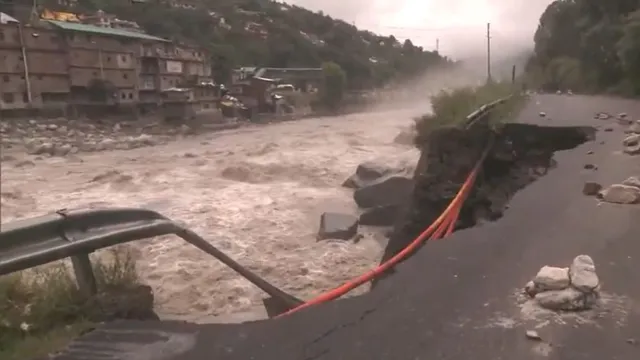 chandigarh-kullu-highway-witnesses-50-km-long-traffic-jam-amid-heavy-rains-landslides-vehicles-stuck-for-hours