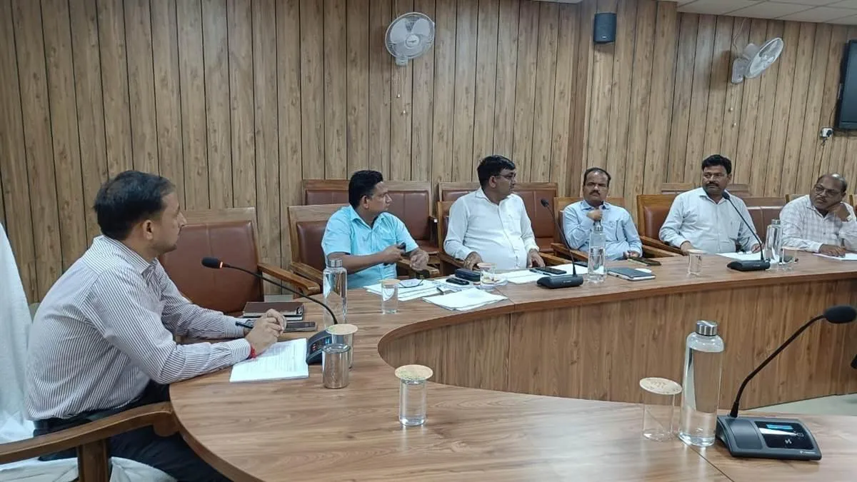 gorakhpur-civic-overhaul-commissioner-orders-road-repairs-drain-fixes-and-tree-plantation