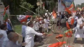 Patna: Congress, BJP Supporters Clash Over Abusive Remarks Against PM Modi's Mother; Dramatic Street Fight Caught On Cam