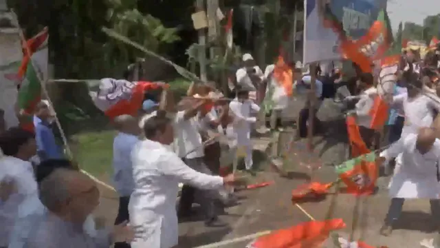 patna-congress-bjp-supporters-clash-over-abusive-remarks-against-pm-modis-mother-dramatic-street-fight-caught-on-cam