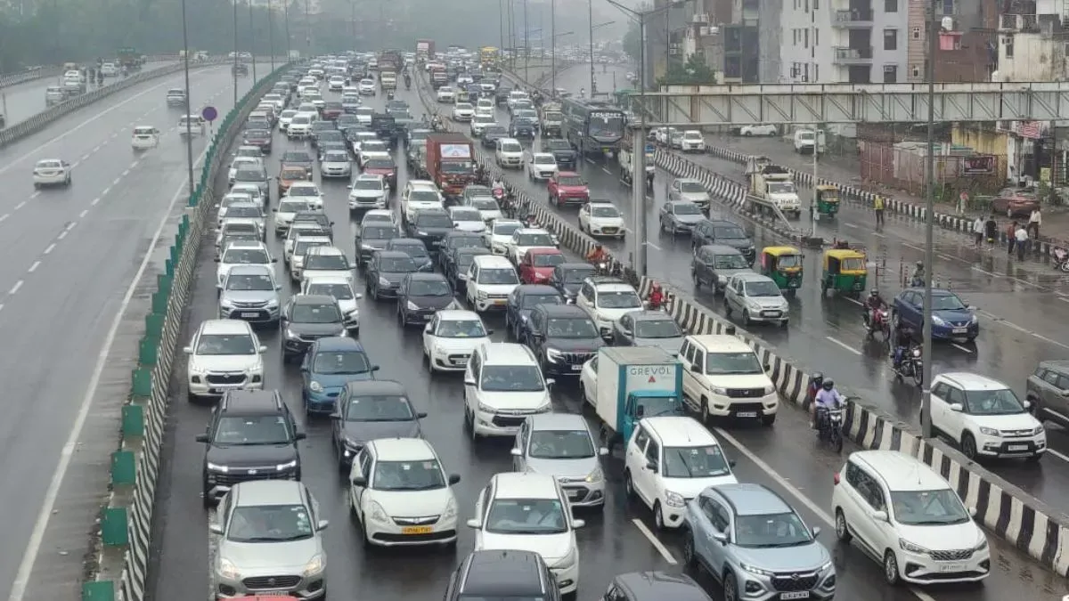 delhi-ncr-heavy-rain-traffic-jam-on-delhi-meerut-expressway-key-routes-affected-see-pics