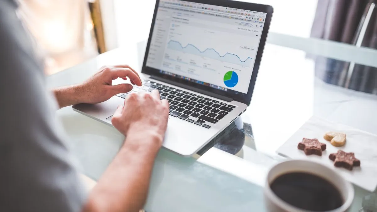 what-is-job-hugging-the-workplace-trend-gen-z-and-millennials-are-talking-about