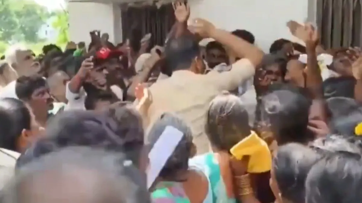 telangana-sub-inspector-slaps-farmer-in-narayanpet-over-urea-demand-farmers-stage-protest-against-police-video
