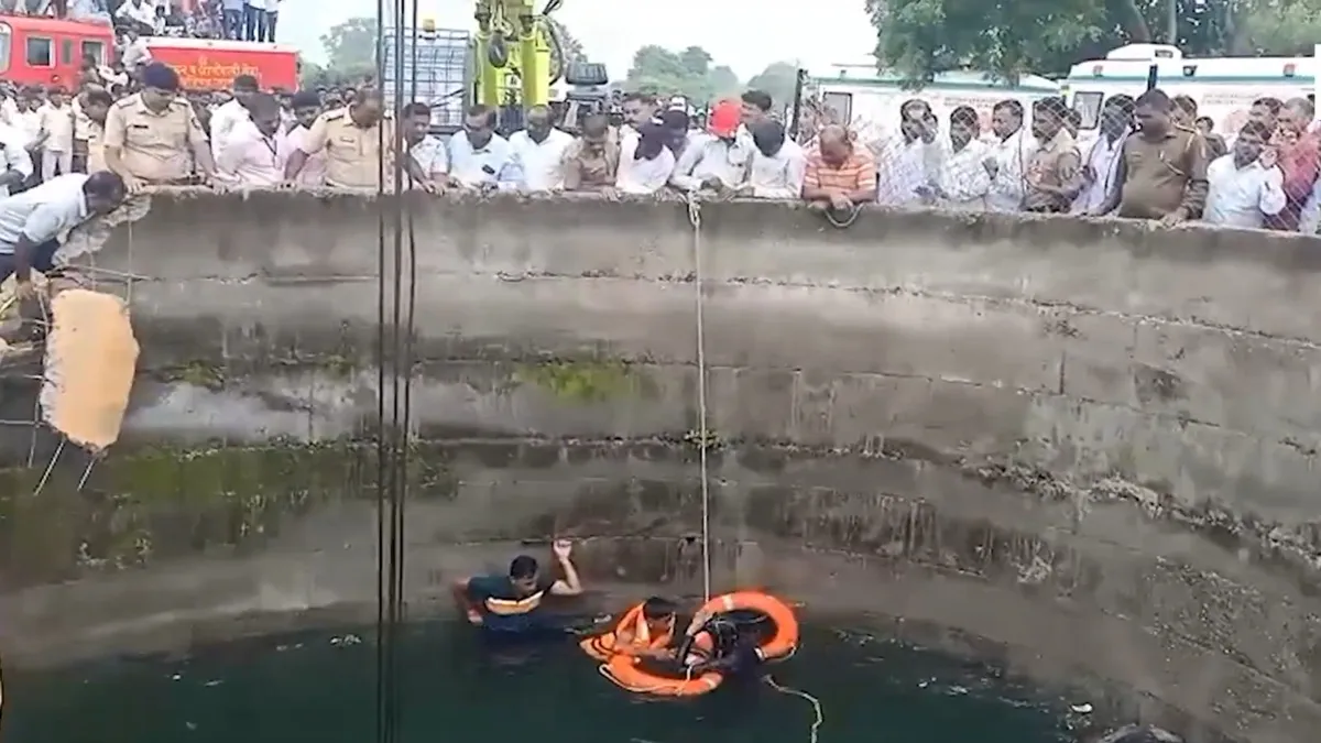 jalna-road-accident-speeding-car-falls-into-70-foot-deep-well-after-hitting-man-on-morning-walk-5-dead
