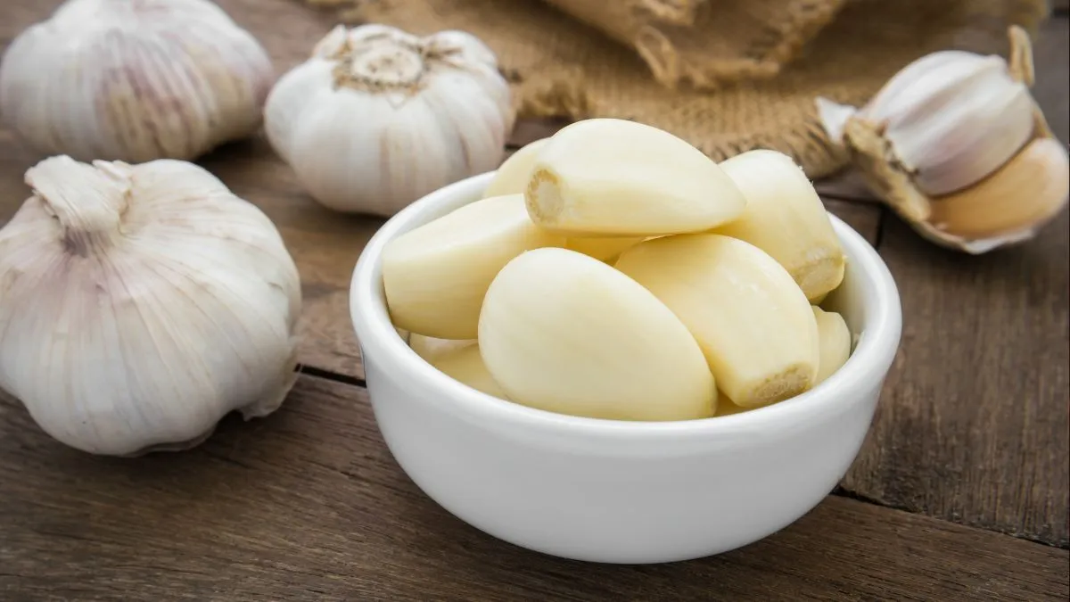 heres-what-eating-raw-garlic-on-an-empty-stomach-every-morning-does-to-your-body