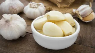 Here’s What Eating Raw Garlic On An Empty Stomach Every Morning Does To Your Body