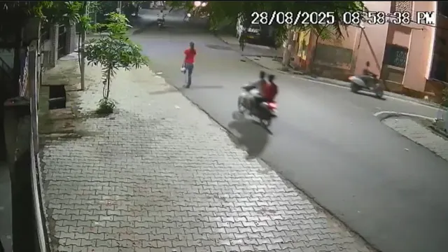caught-on-camera-men-on-bike-snatch-girl-mobile-phone-while-she-was-walking-home-video-goes-viral