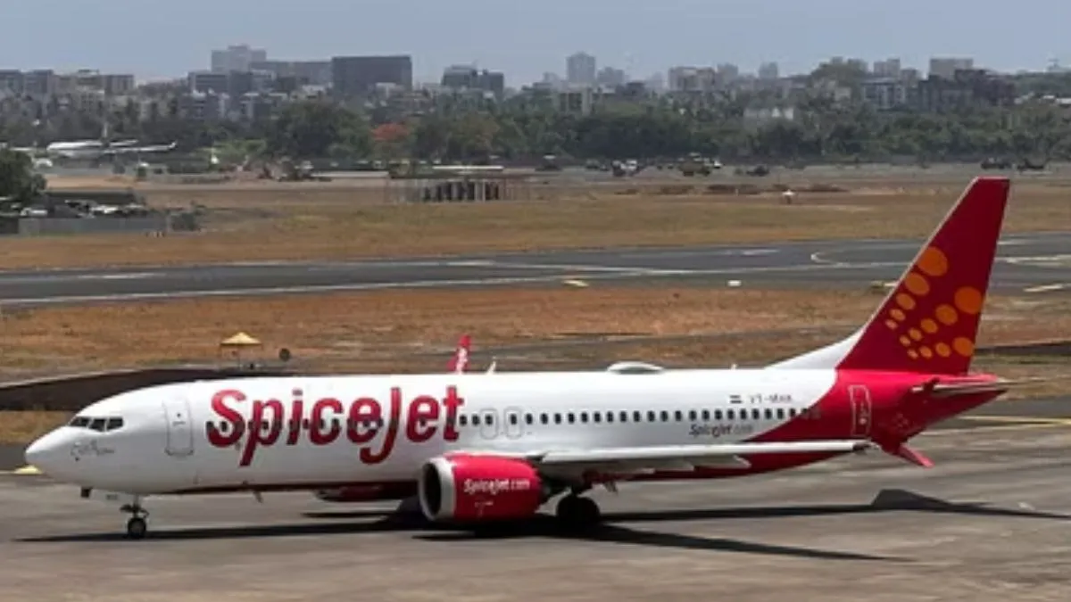 spicejet-punedelhi-flight-makes-emergency-return-midair-due-to-technical-glitch-lands-safely