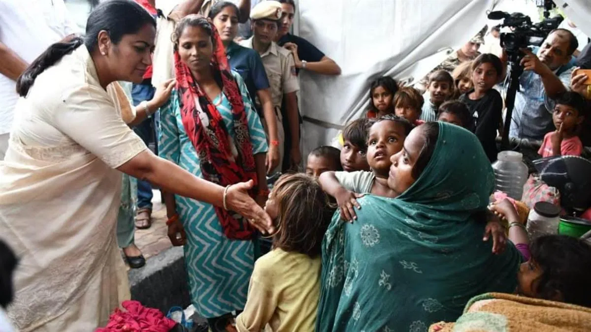 delhi-flood-updates-yamuna-crosses-danger-mark-water-in-homes-cm-rekha-gupta-on-ground