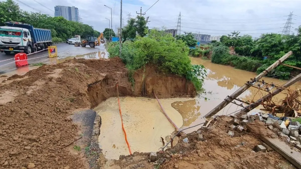 gurugram-rain-alert-part-of-spr-shut-after-road-collapse-traffic-diverted-kadarpur-submerged