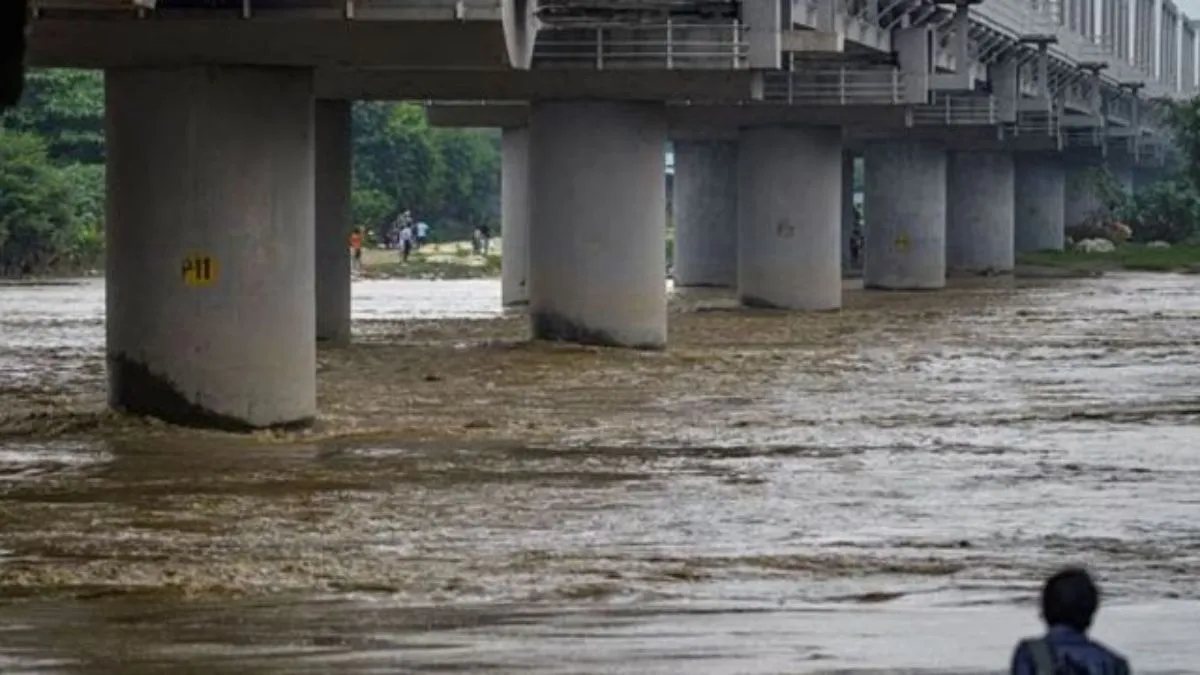 flood-alert-in-delhi-yamuna-river-crosses-danger-mark-at-loha-pul-thousands-evacuated-video