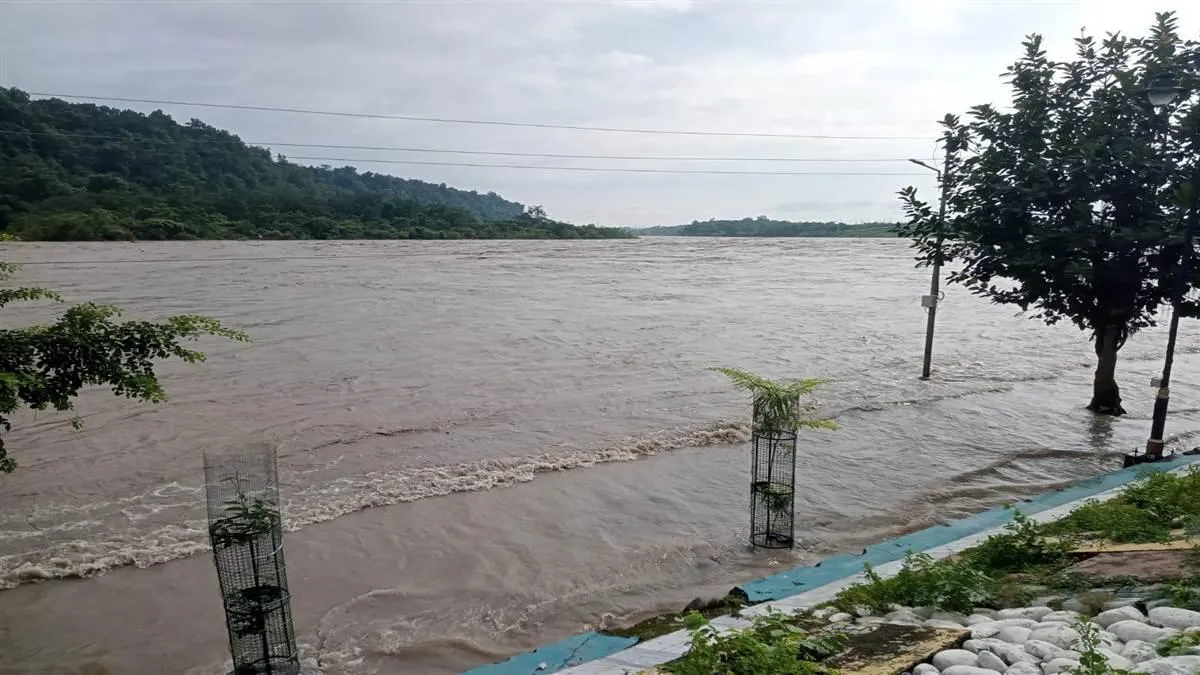 uttarakhand-rains-ganga-water-level-inches-towards-danger-mark-in-rishikesh-after-heavy-rain