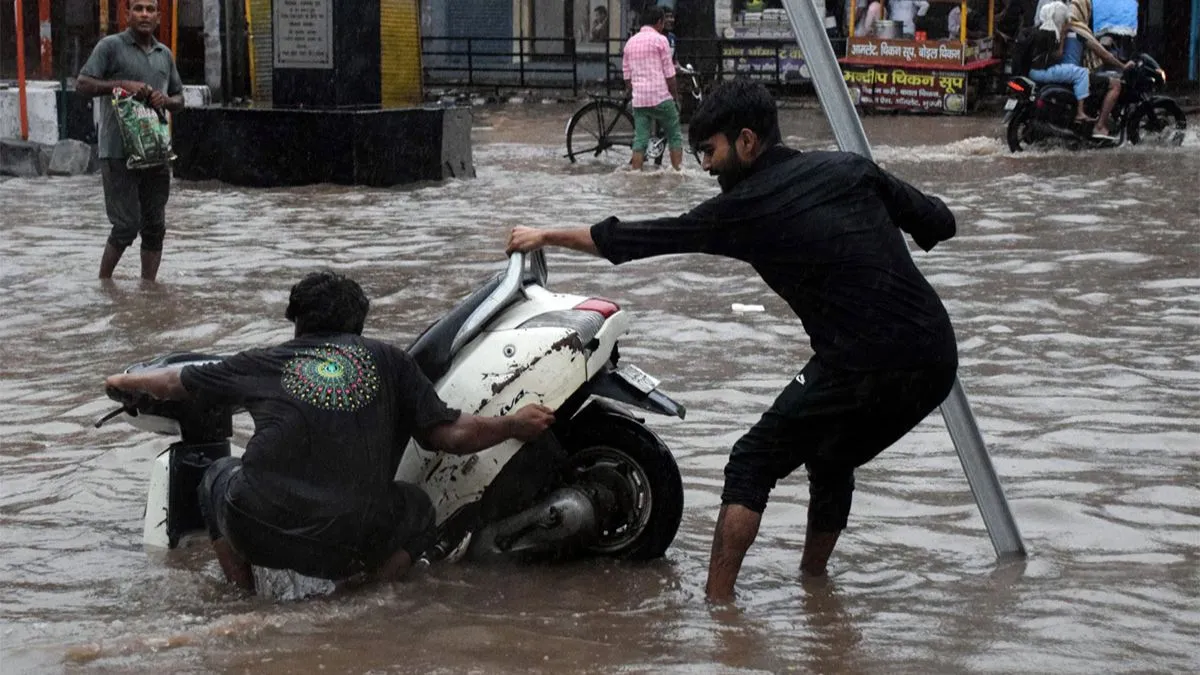 delhi-ncr-weather-heavy-rain-in-delhi-noida-ghaziabad-gurugram-schools-shut-delhi-police-traffic-advisory-issued