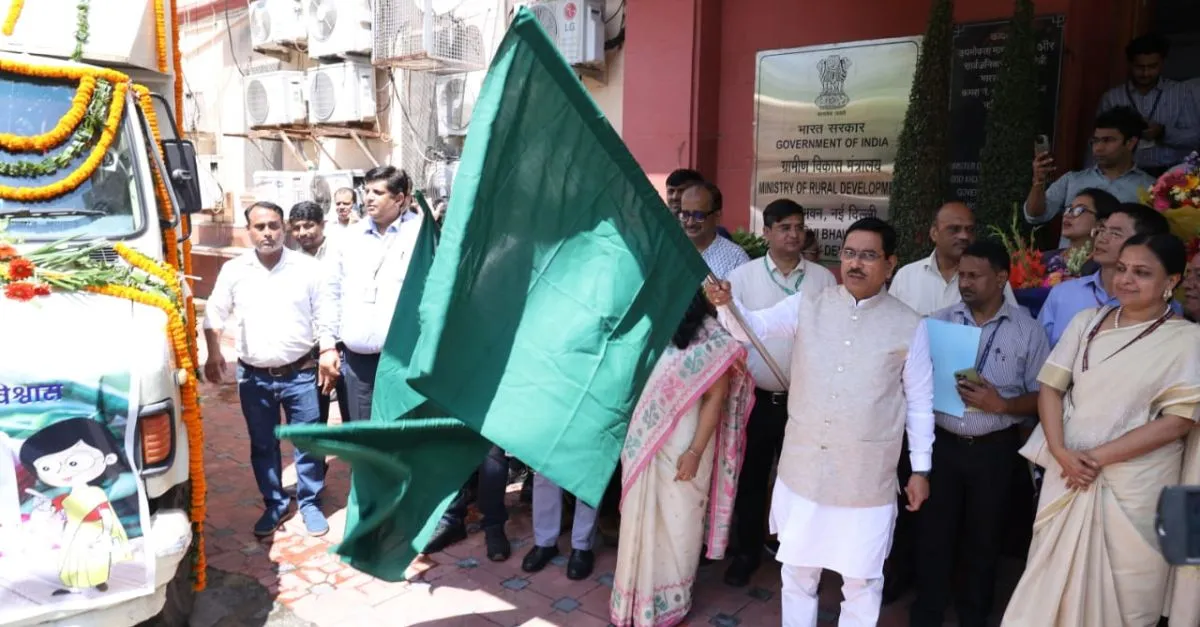 union-minister-pralhad-joshi-launches-onion-retail-at-rs-24kg-via-nccf-nafed-kendriya-bhandar-vans-in-these-3-cities