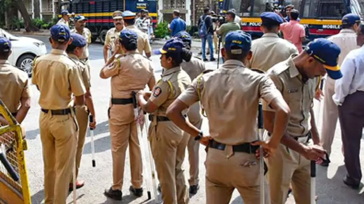 mumbai-five-persons-including-three-women-assault-cops-inside-police-station-check-the-matter