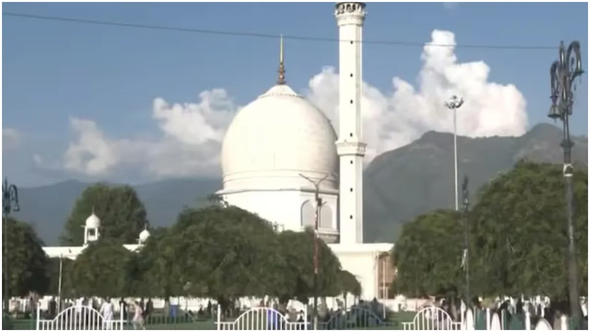 jammu-and-kashmir-mob-defaces-national-emblem-on-the-foundation-stone-of-hazratbal-shrine-bjp-calls-it-terrorist-attack-nc-mla-defends