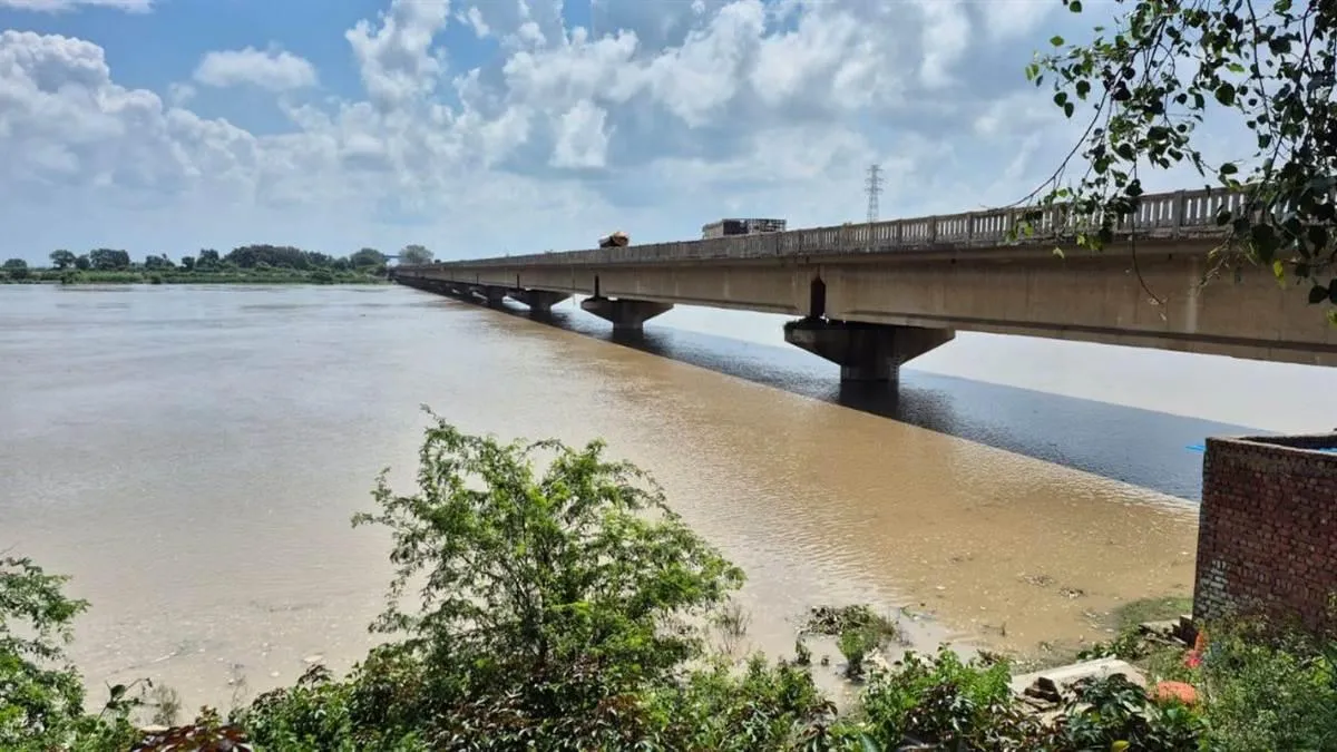 noida-flood-alert-over-5000-farm-houses-inundated-after-hathni-kund-barrage-yamuna-overflows-people-shifted-to-relief-camps
