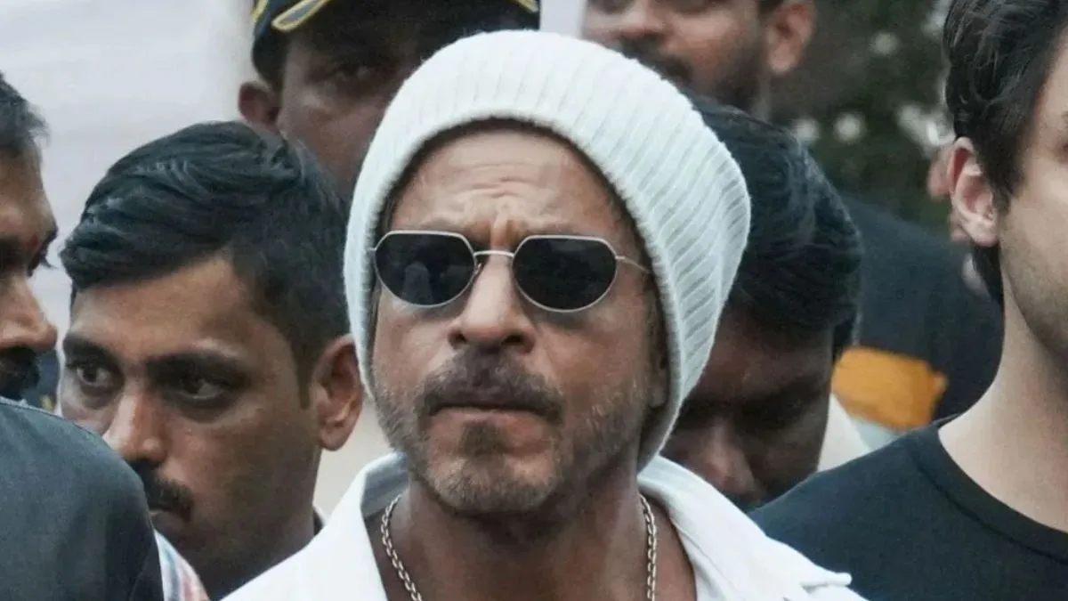 shah-rukh-khan-look-from-king-gets-leaked-netizens-compare-him-to-tom-cruise-from-collateral