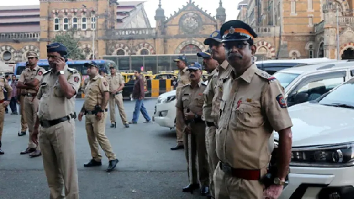 mumbai-bomb-scare-man-who-threatened-to-blow-up-mumbai-with-34-bombs-400-kg-rdx-14-pakistan-terrorists-arrested-in-noida