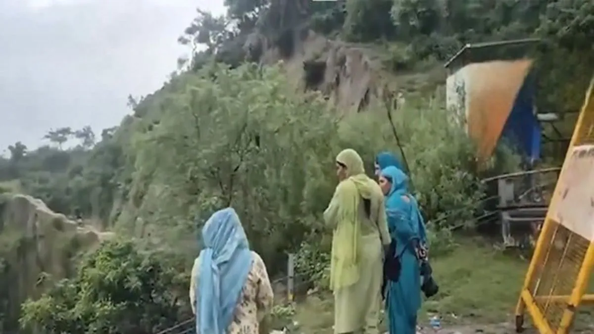 hoshiarpur-ambulance-accident-manguwal-ambulance-falls-into-ditch-in-punjab-three-people-killed-two-injured