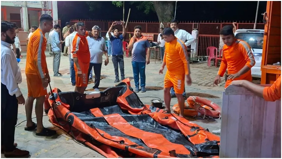 agra-temple-wall-collapse-yamuna-river-people-swept-away-rescue-operation-underway-dead