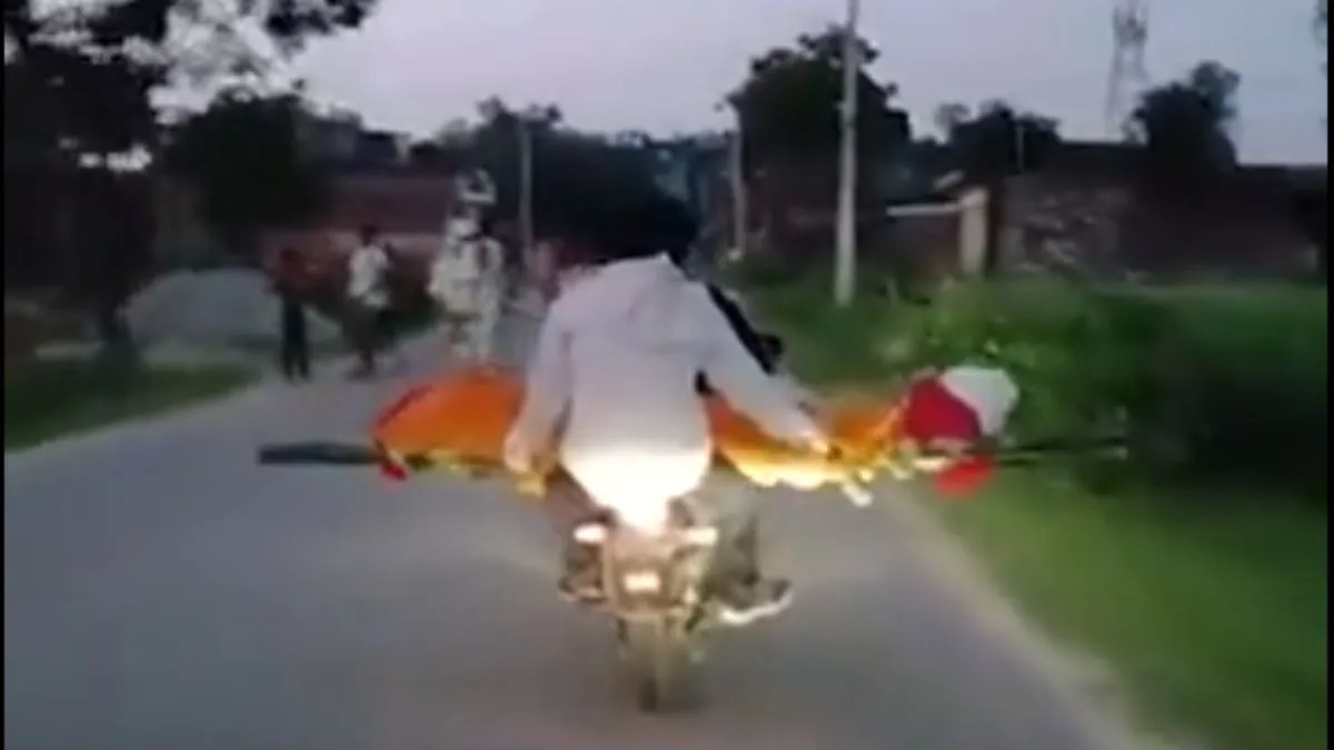up-womans-body-tied-to-bier-carried-on-bike-for-cremation-akhilesh-yadav-calls-it-shameful-as-video-sparks-outrage
