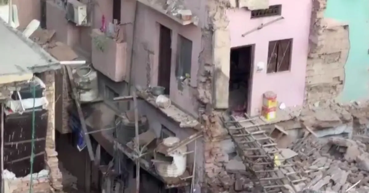 delhi-fourstorey-building-collapses-in-punjabi-basti-several-injured-14-rescued-vehicles-buried-under-debris