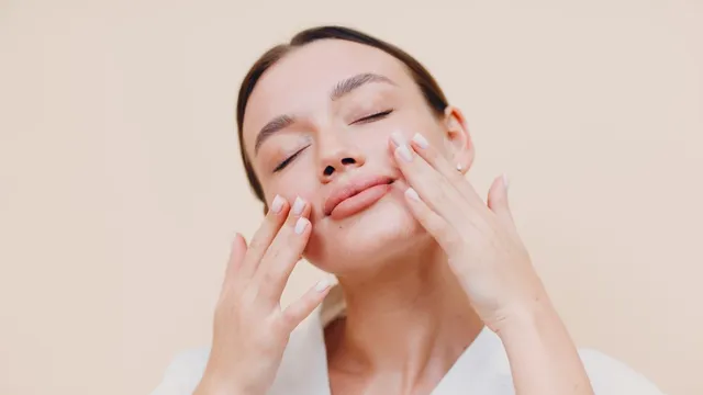say-goodbye-to-tired-skin-with-this-simple-nighttime-diy-face-mask