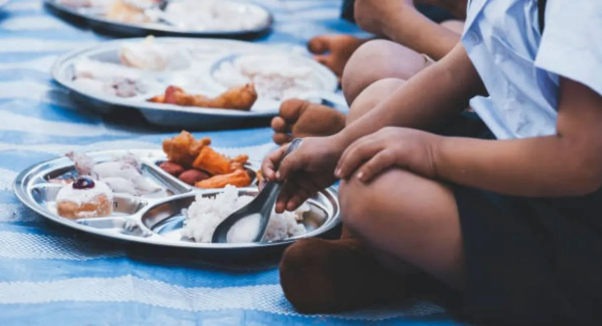 muzaffarpur-news-lizard-in-midday-meal-sparks-panic-85-children-fall-ill
