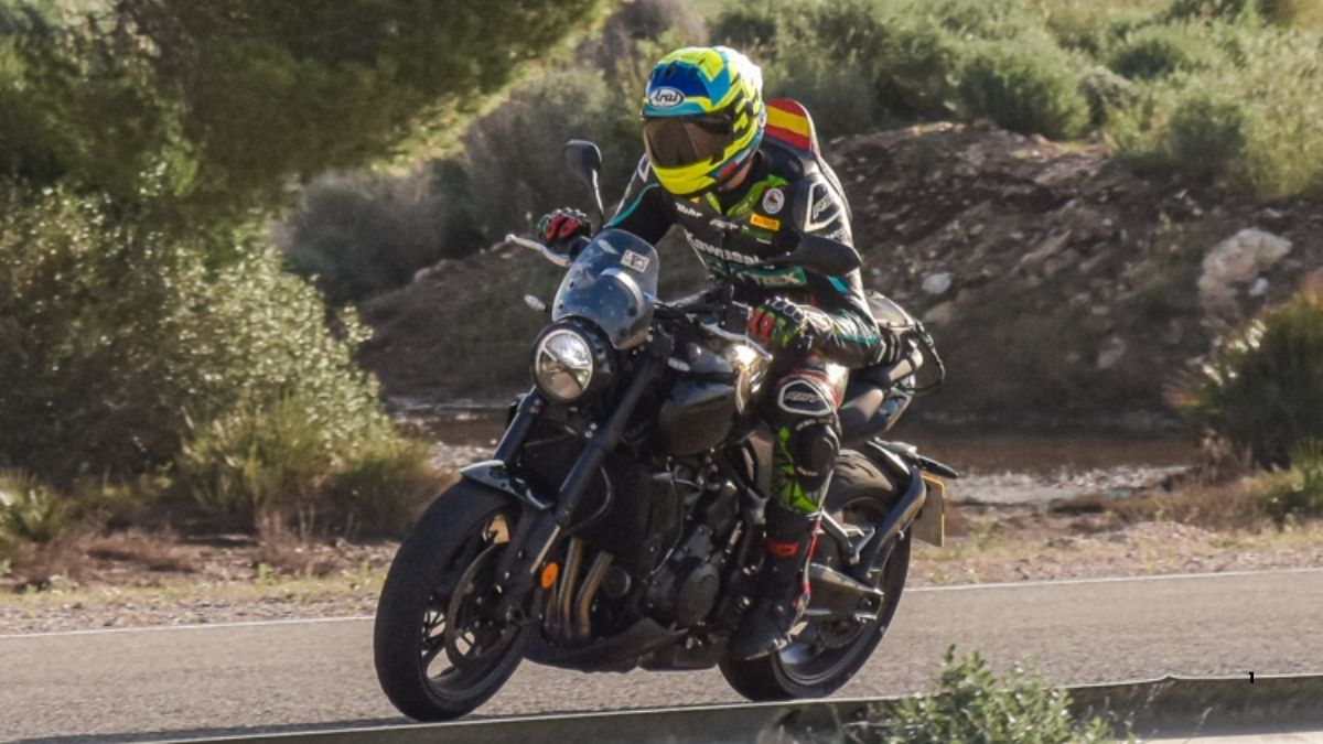 TriumphTrident800Spied (2)